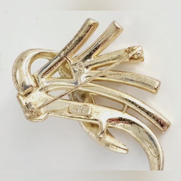 TRIFARI PAT PEND PIN BROOCH SIGNED VINTAGE Signed, GOLD, GOLD PLATED, Jewelry - Picture 7 of 7